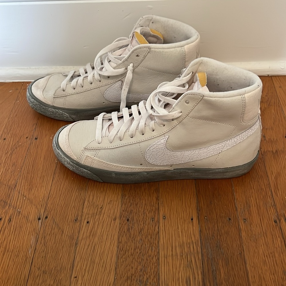 Nike men’s casual sneakers. Cream/white/gray.